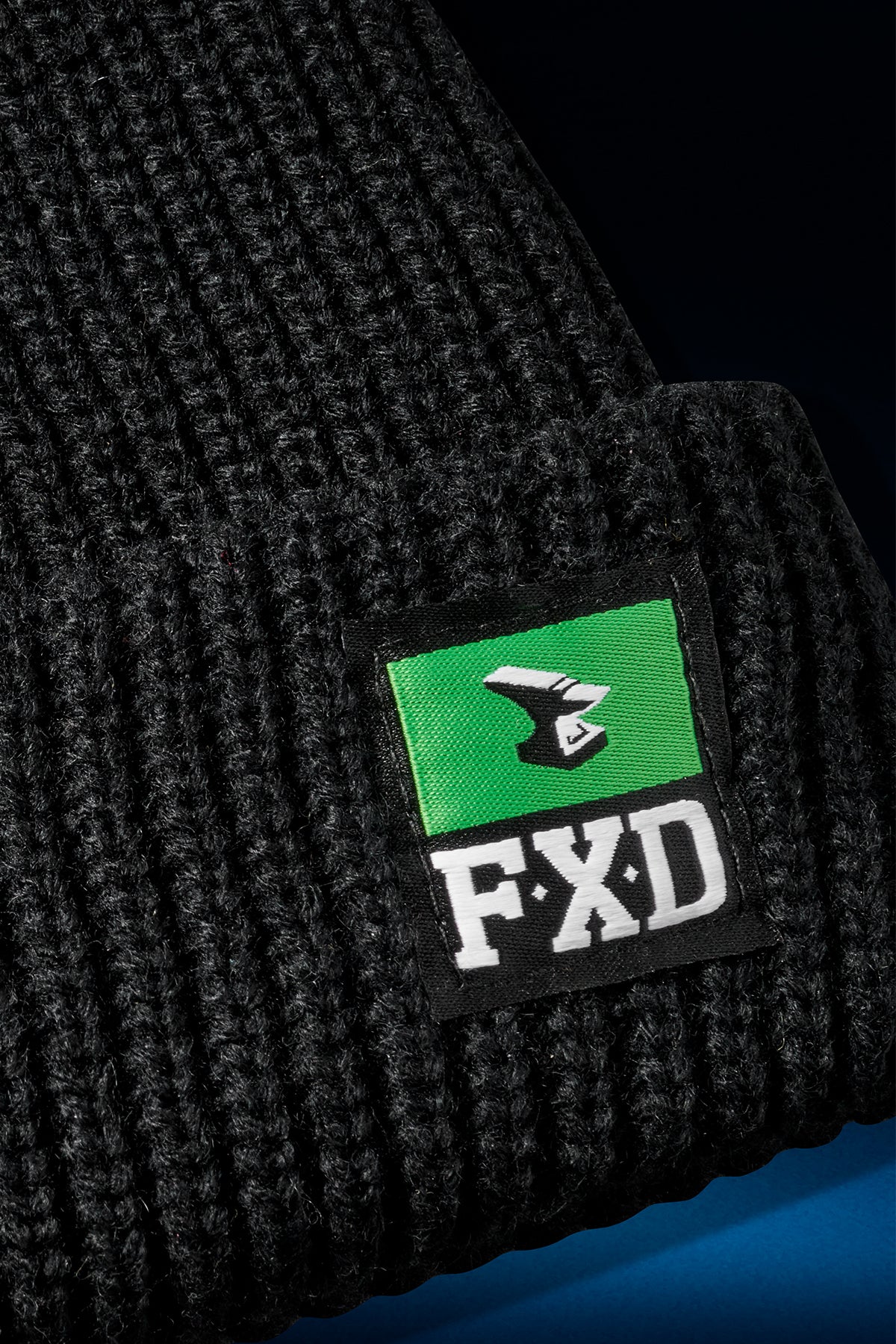 FX72509031-BLACK-DETAIL-LOGO-blue-background.jpg